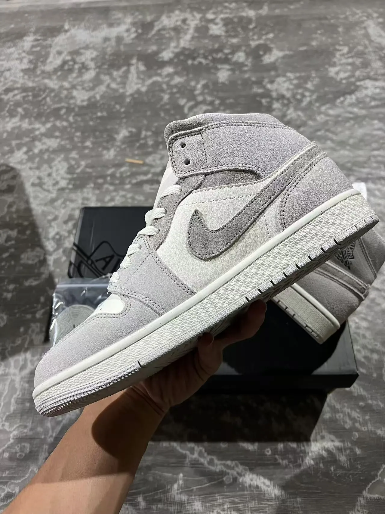 Zapatillas de baloncesto de caña alta Air Jordan en mezcla de gamuza y cuero gris y blanco 5