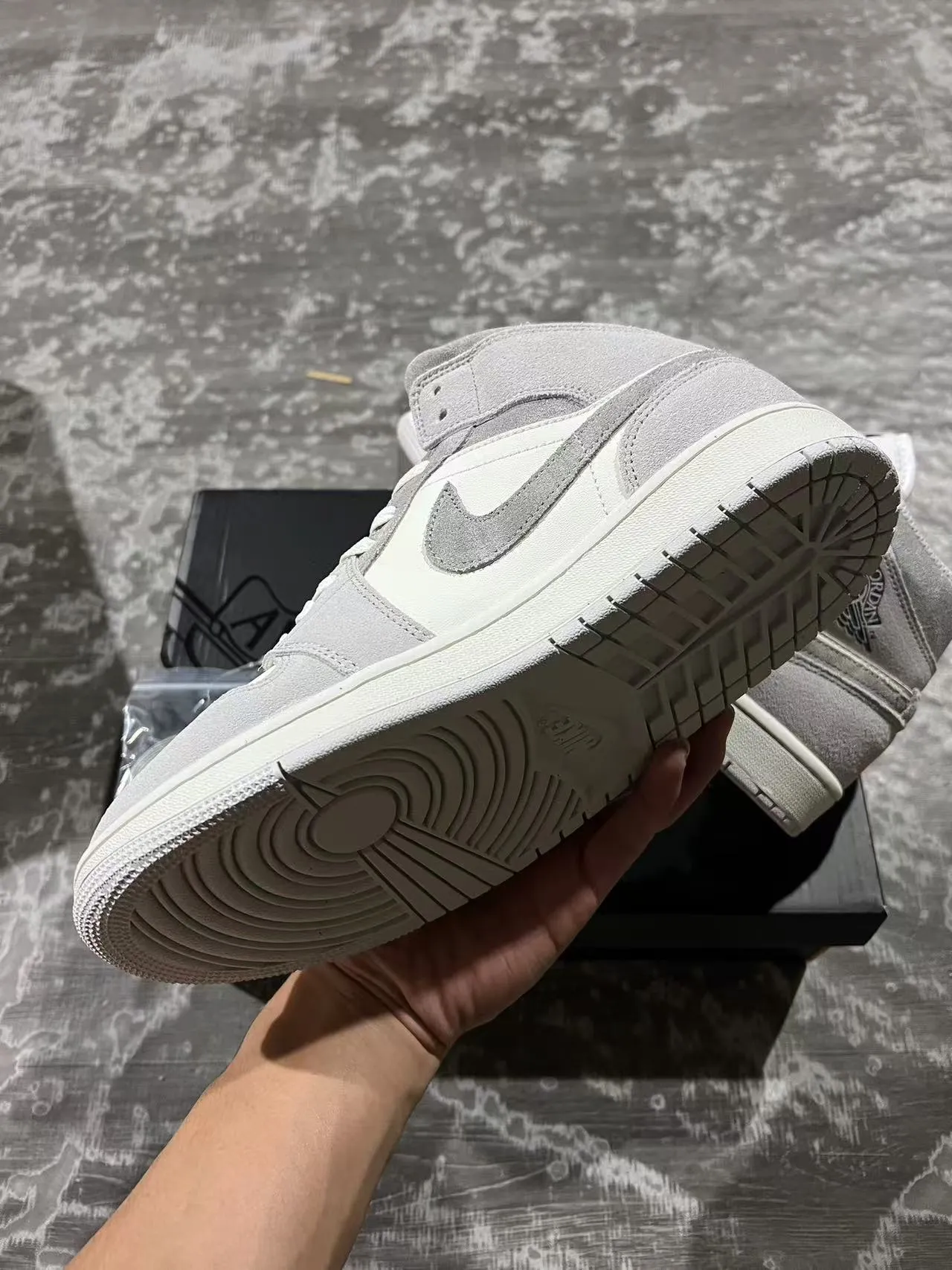 Zapatillas de baloncesto de caña alta Air Jordan en mezcla de gamuza y cuero gris y blanco 6