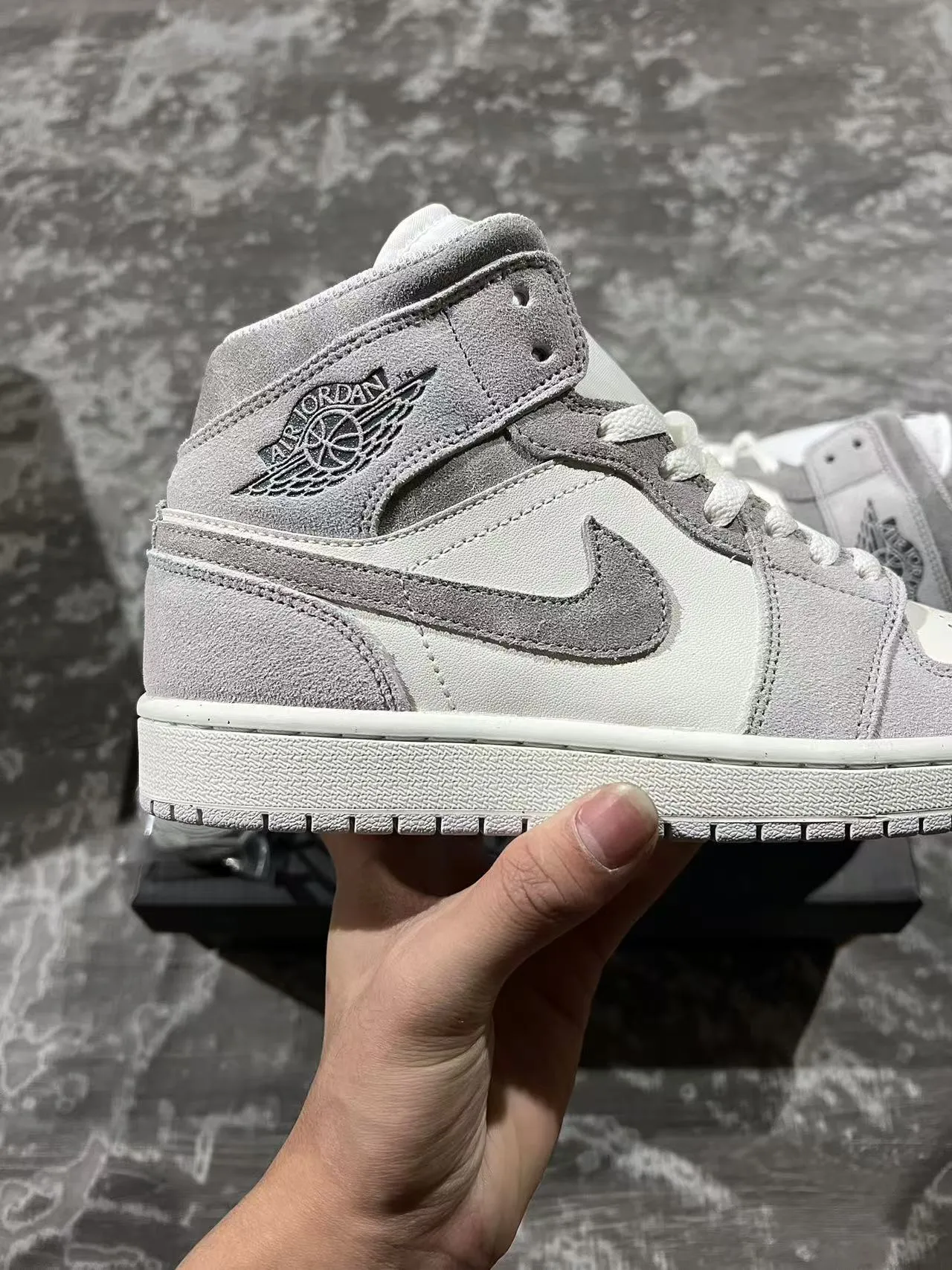 Zapatillas de baloncesto de caña alta Air Jordan en mezcla de gamuza y cuero gris y blanco 7