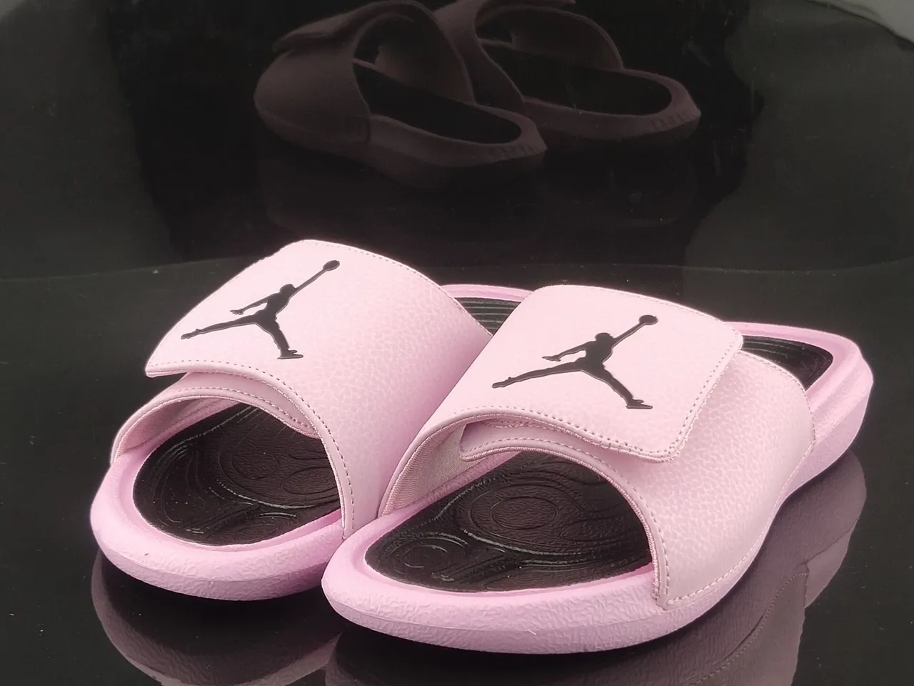 Chaussons Air Jordan rose et noir avec tige imitation cuir grainé et assise plantaire moulée 2