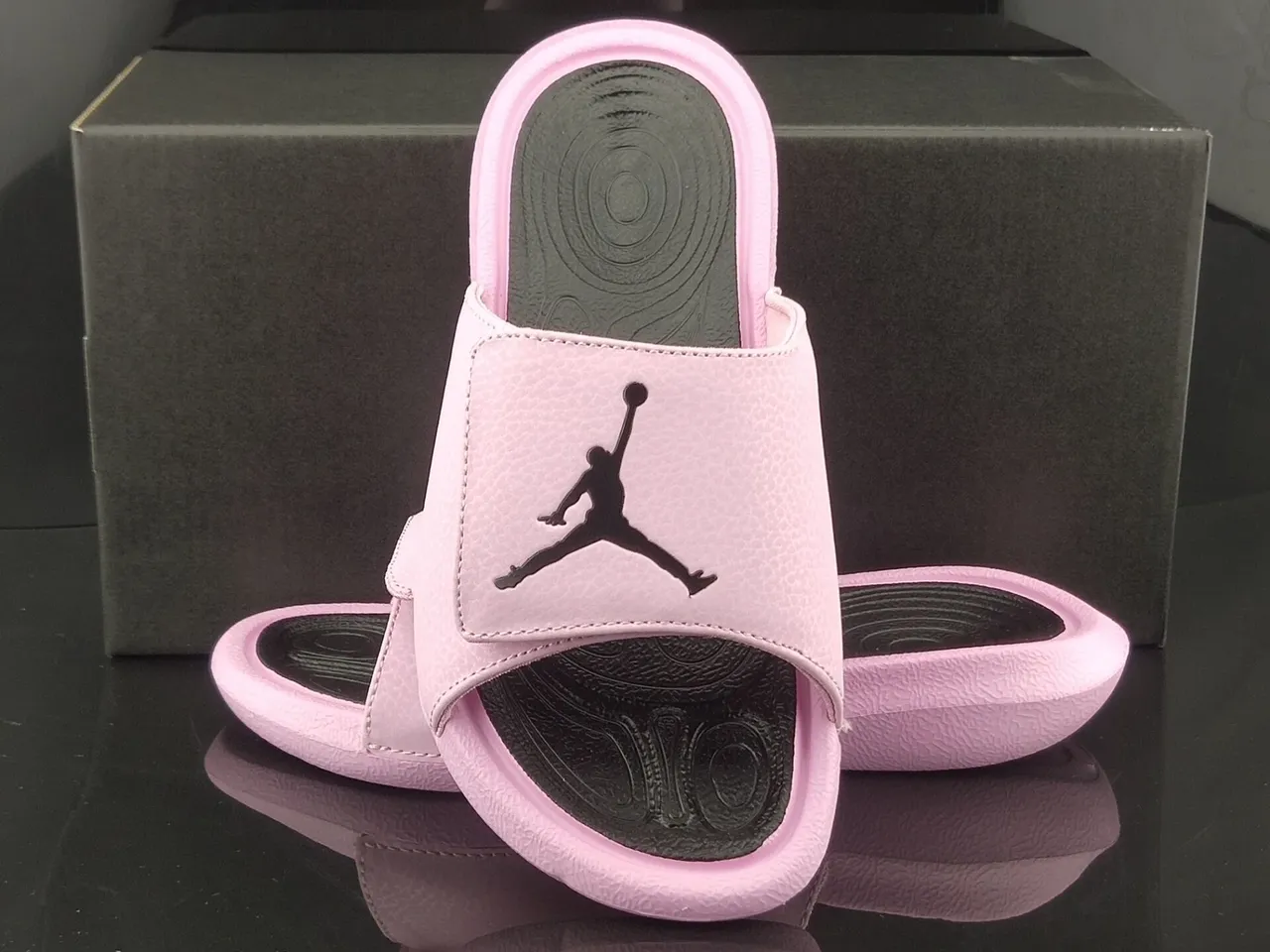 Chaussons Air Jordan rose et noir avec tige imitation cuir grainé et assise plantaire moulée 3
