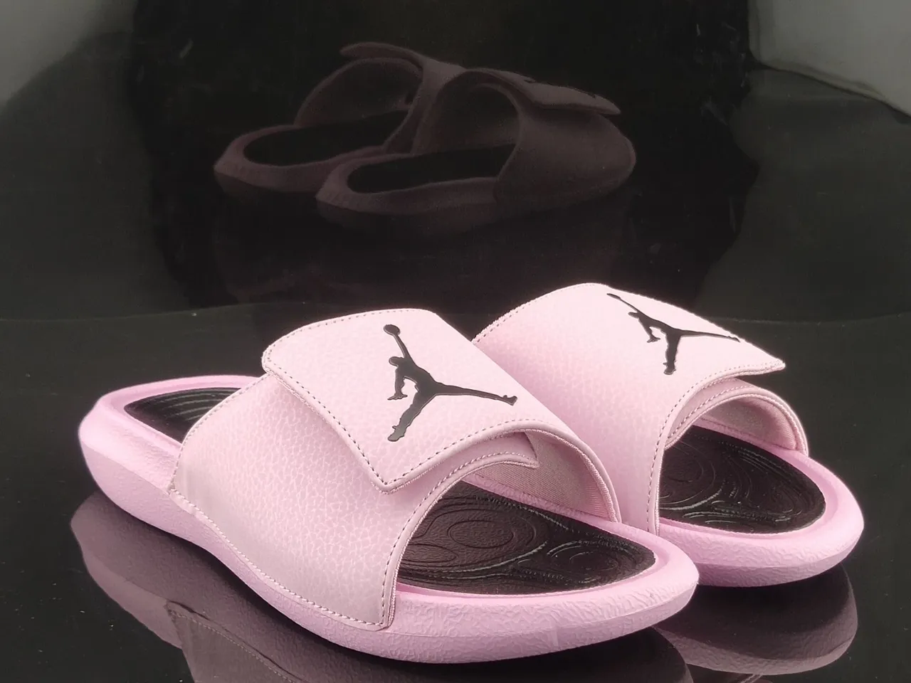Chaussons Air Jordan rose et noir avec tige imitation cuir grainé et assise plantaire moulée 4