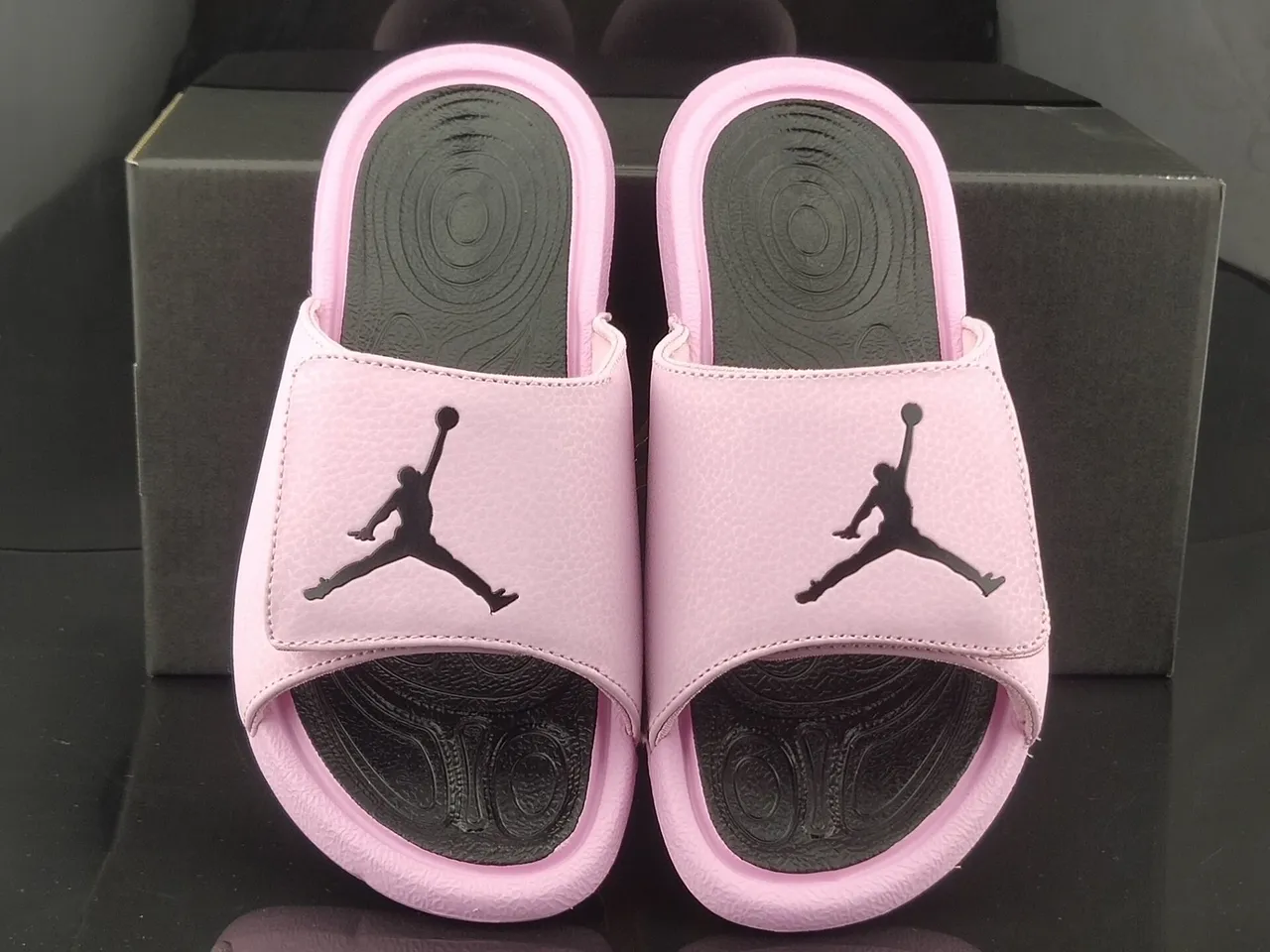 Chaussons Air Jordan rose et noir avec tige imitation cuir grainé et assise plantaire moulée 5