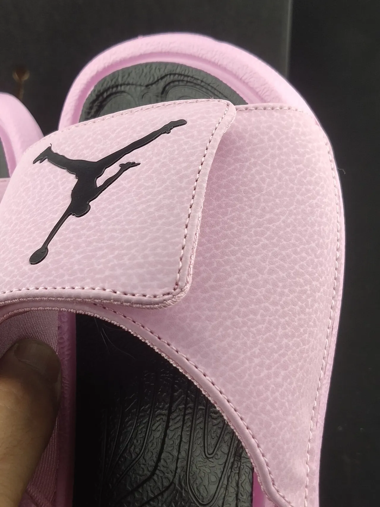 Chaussons Air Jordan rose et noir avec tige imitation cuir grainé et assise plantaire moulée 6