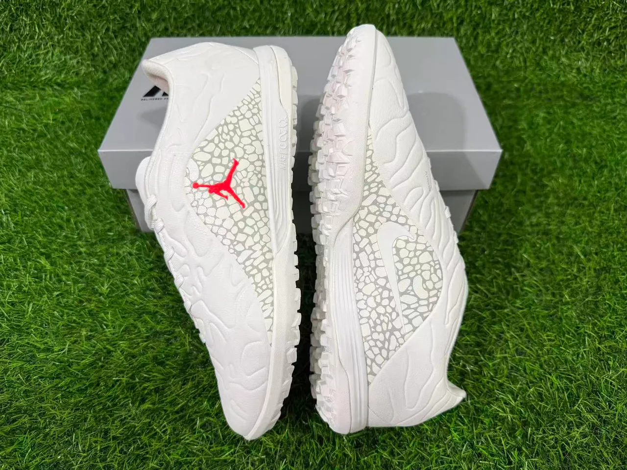 Chaussures de football turf Air Jordan Turf blanc et orange 2