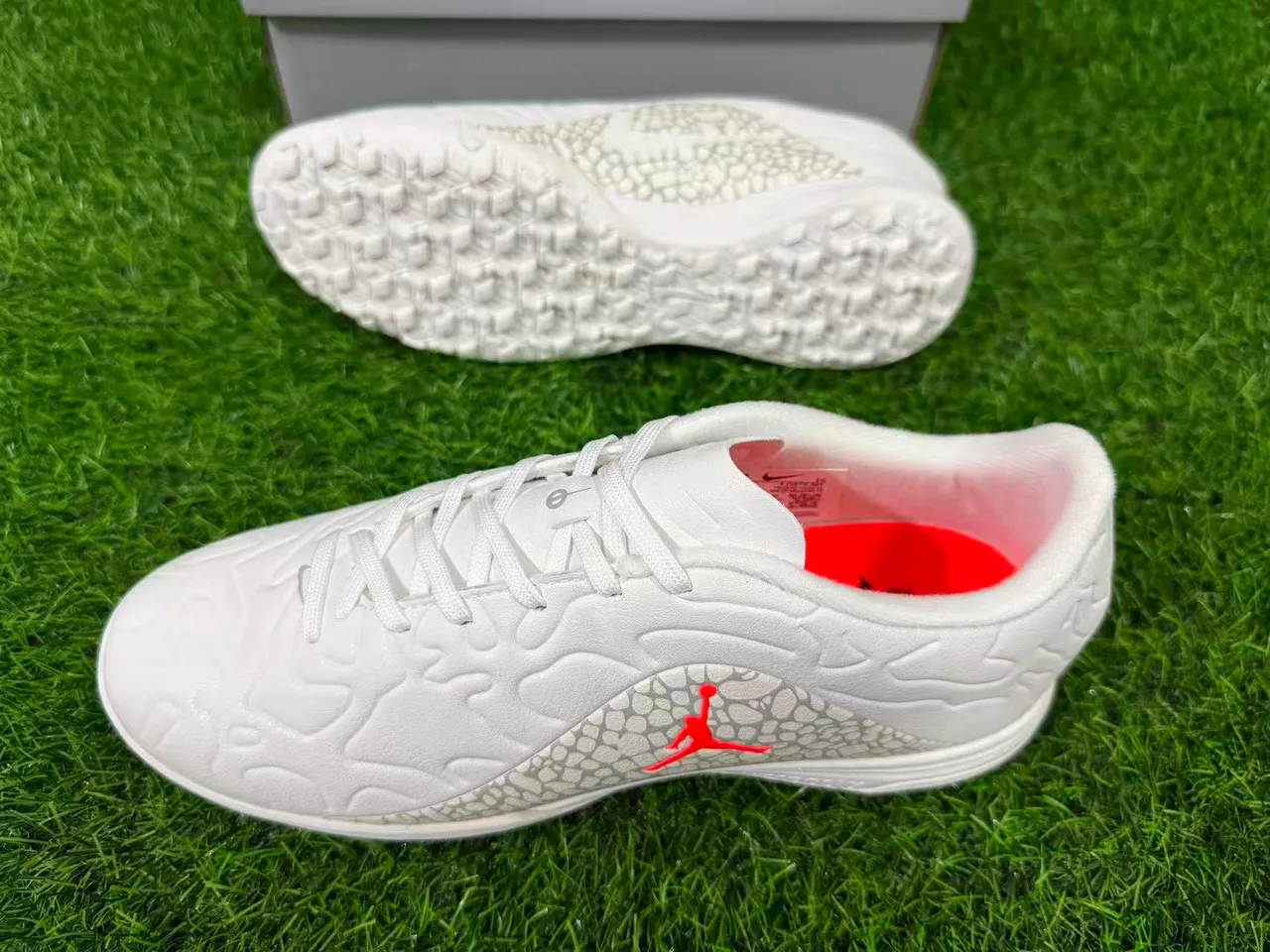Chaussures de football turf Air Jordan Turf blanc et orange 3