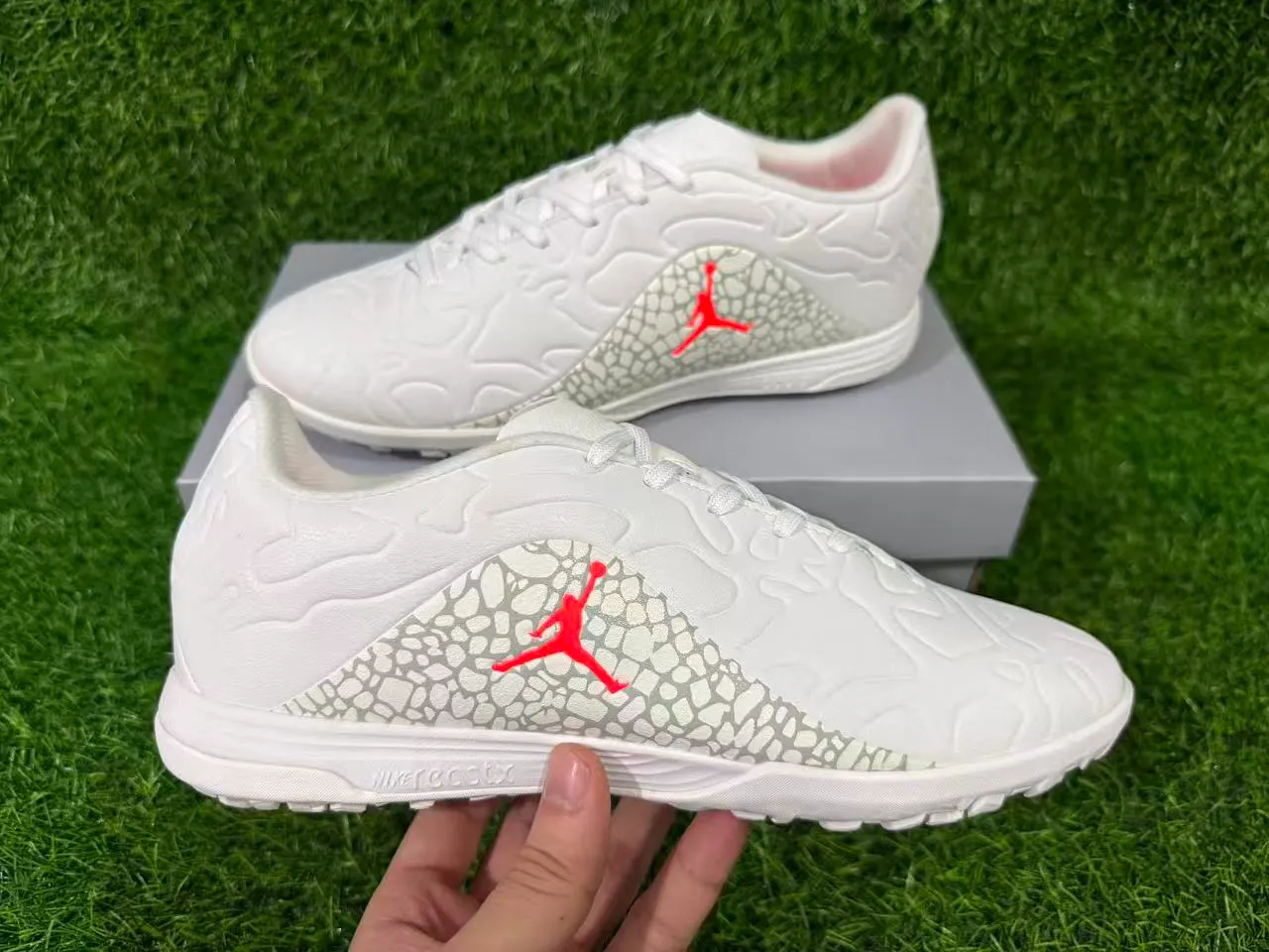 Chaussures de football turf Air Jordan Turf blanc et orange 4