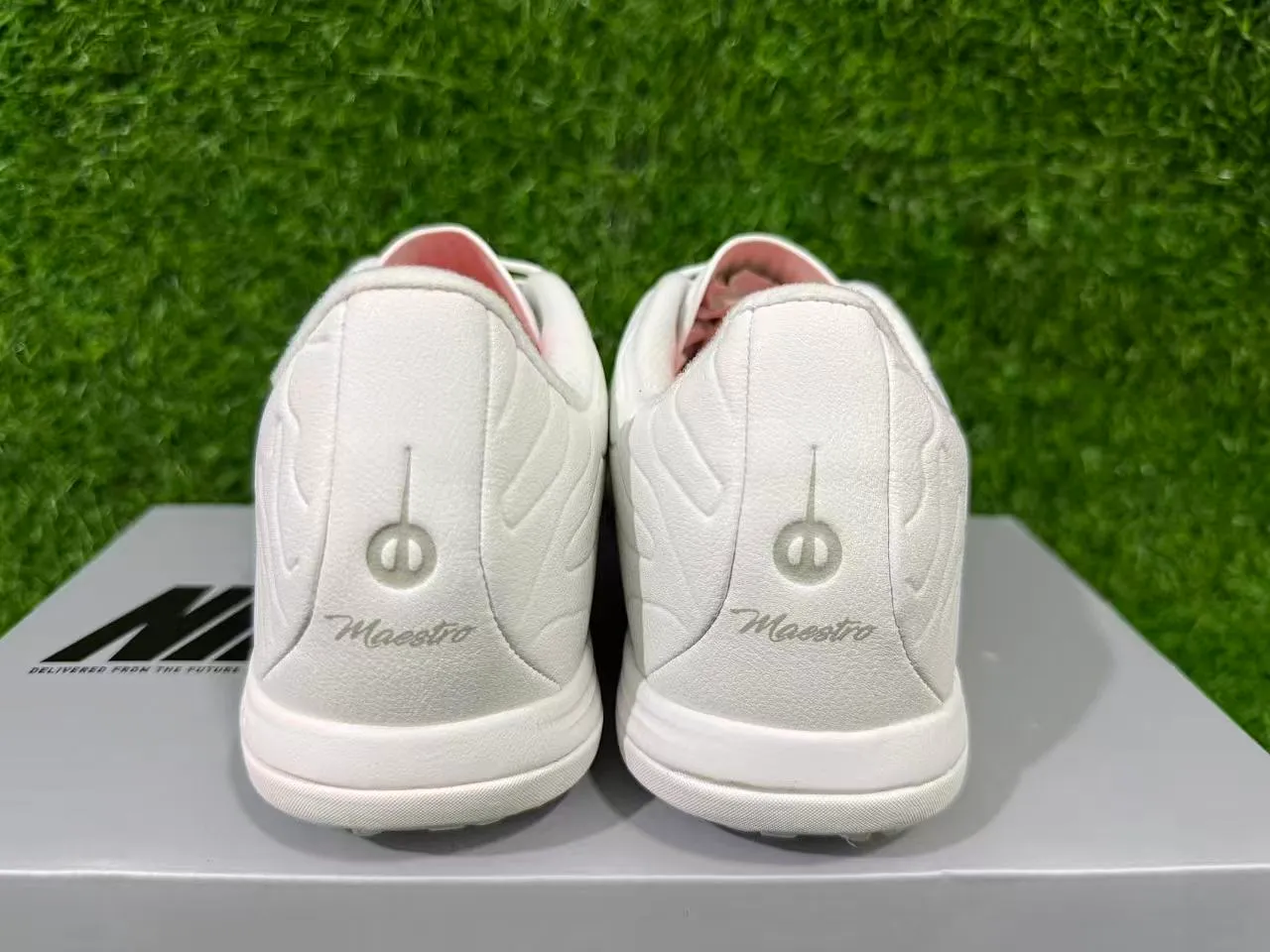 Chaussures de football turf Air Jordan Turf blanc et orange 5