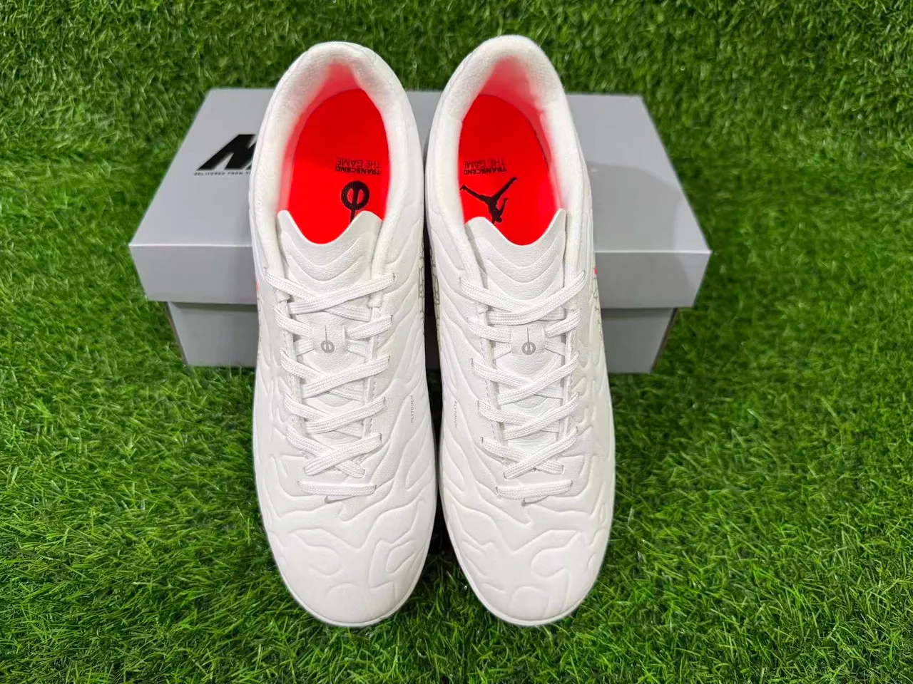 Chaussures de football turf Air Jordan Turf blanc et orange 6