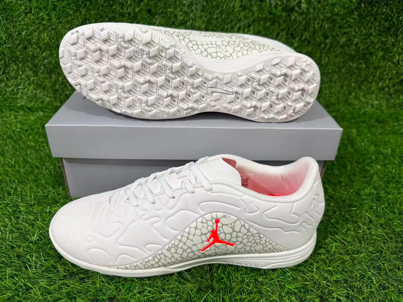 Chaussures de football turf Air Jordan Turf blanc et orange 7