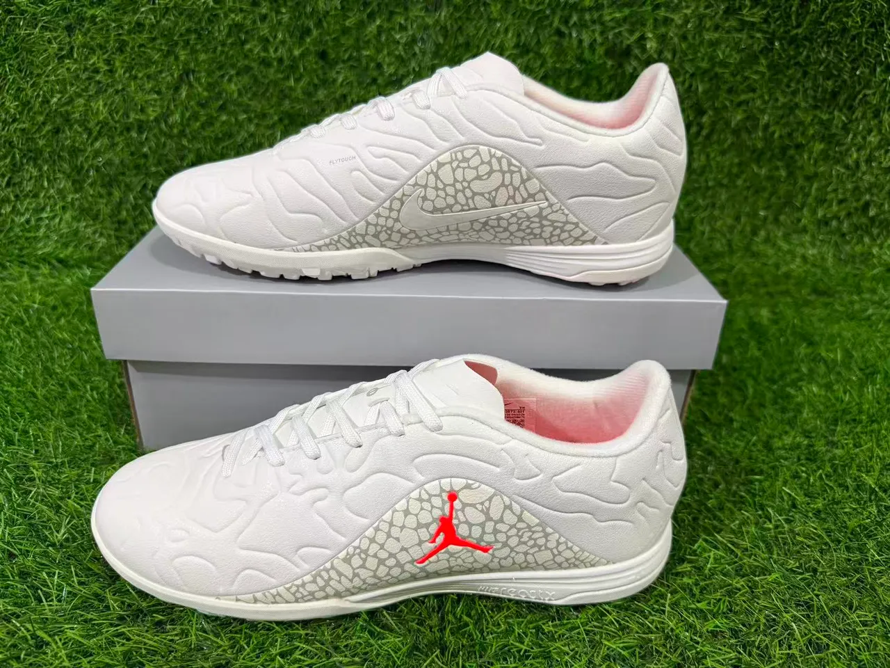 Chaussures de football turf Air Jordan Turf blanc et orange 8