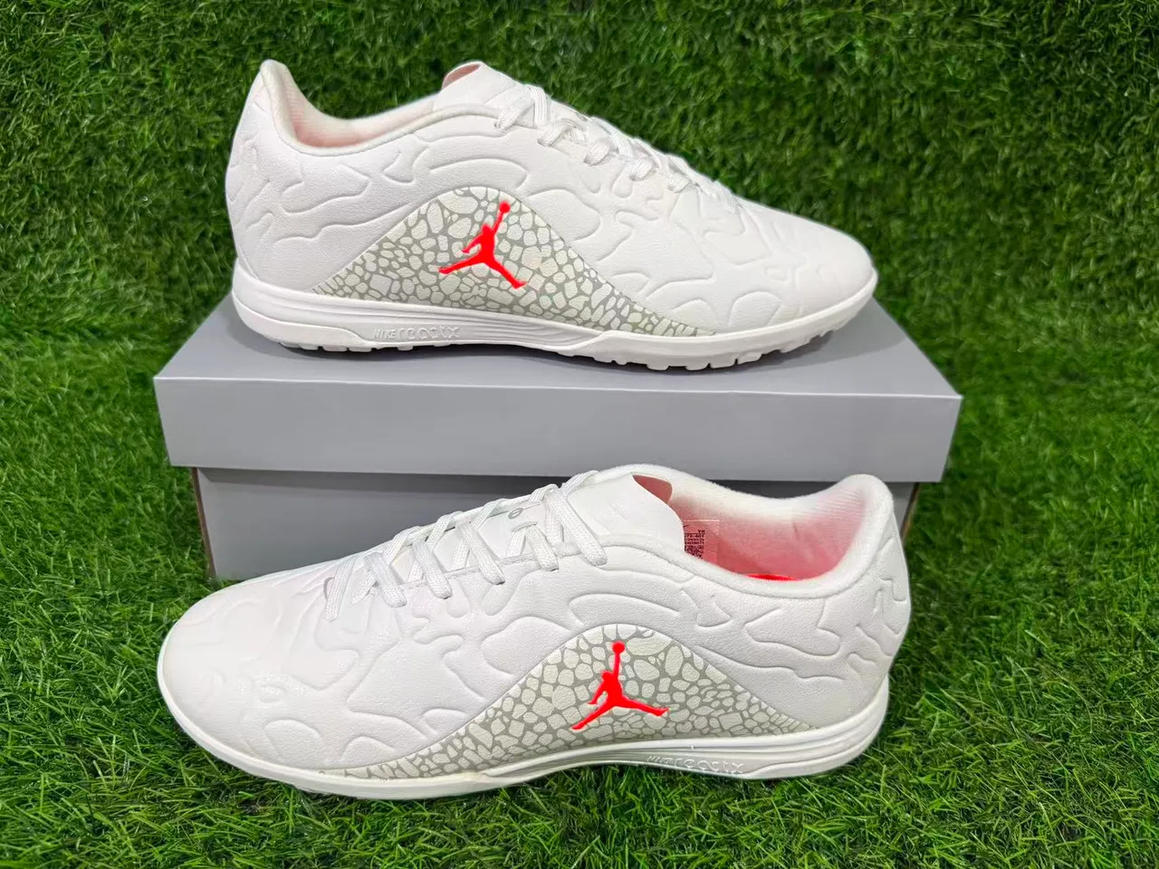 Chaussures de football turf Air Jordan Turf blanc et orange 9