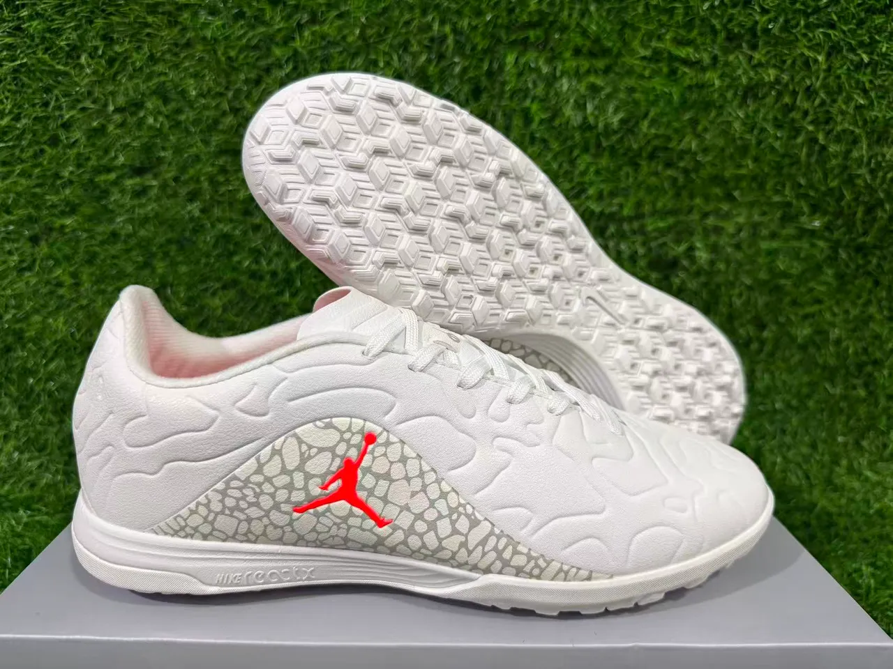 Chaussures de football turf Air Jordan Turf blanc et orange 10