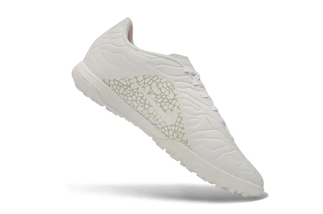 Chaussures de football turf Air Jordan Turf blanc et orange 11
