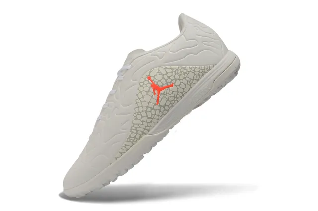 Chaussures de football turf Air Jordan Turf blanc et orange 12