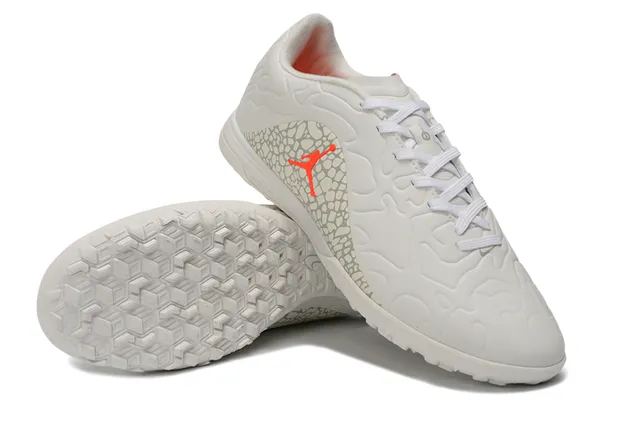 Chaussures de football turf Air Jordan Turf blanc et orange 13