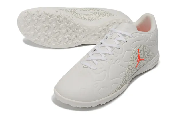 Chaussures de football turf Air Jordan Turf blanc et orange 14