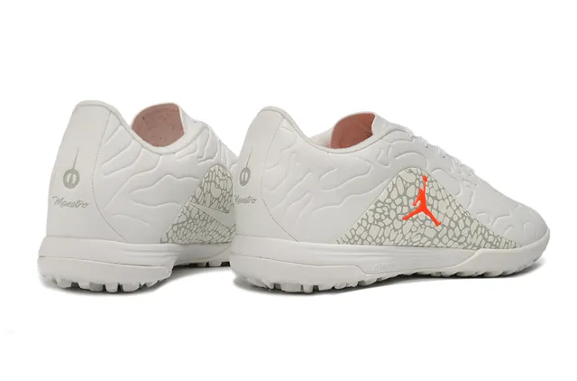 Chaussures de football turf Air Jordan Turf blanc et orange 15