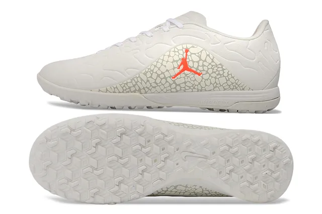 Chaussures de football turf Air Jordan Turf blanc et orange 16