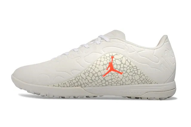 Chaussures de football turf Air Jordan Turf blanc et orange 17
