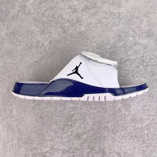 شبشب سلايد Air Jordan مفتوح من الخلف باللونين الأبيض والكحلي بجزء علوي من الجلد