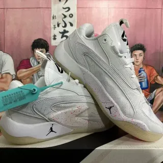 Air Jordan সাদা এবং গোলাপি ছিটযুক্ত হাই-টপ বাস্কেটবল জুতো