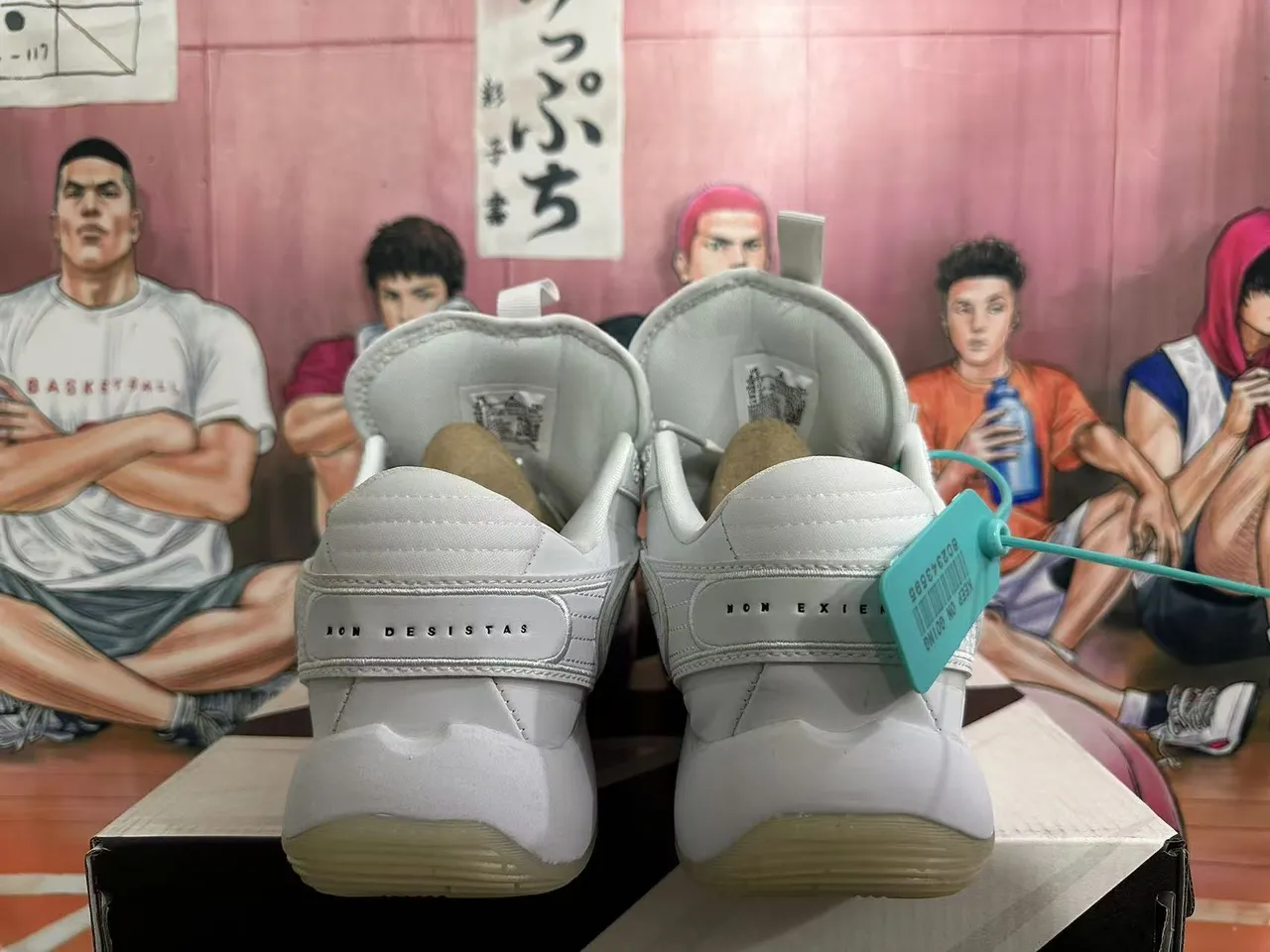 Tênis de basquete de cano alto Air Jordan branco e rosa salpicado 2