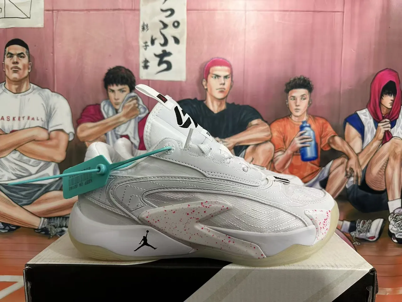 Tênis de basquete de cano alto Air Jordan branco e rosa salpicado 4