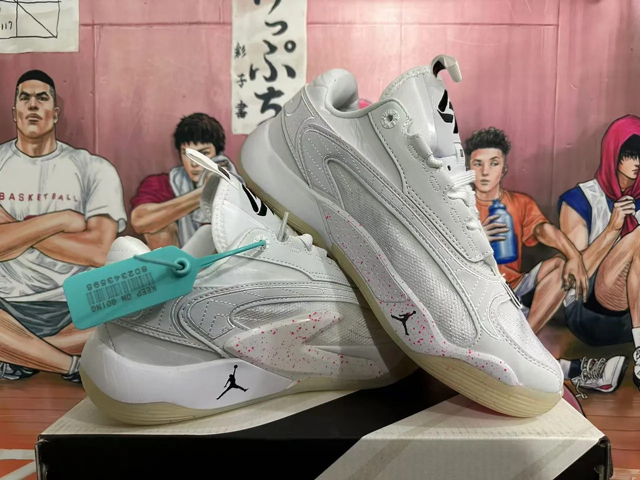 Tênis de basquete de cano alto Air Jordan branco e rosa salpicado 5