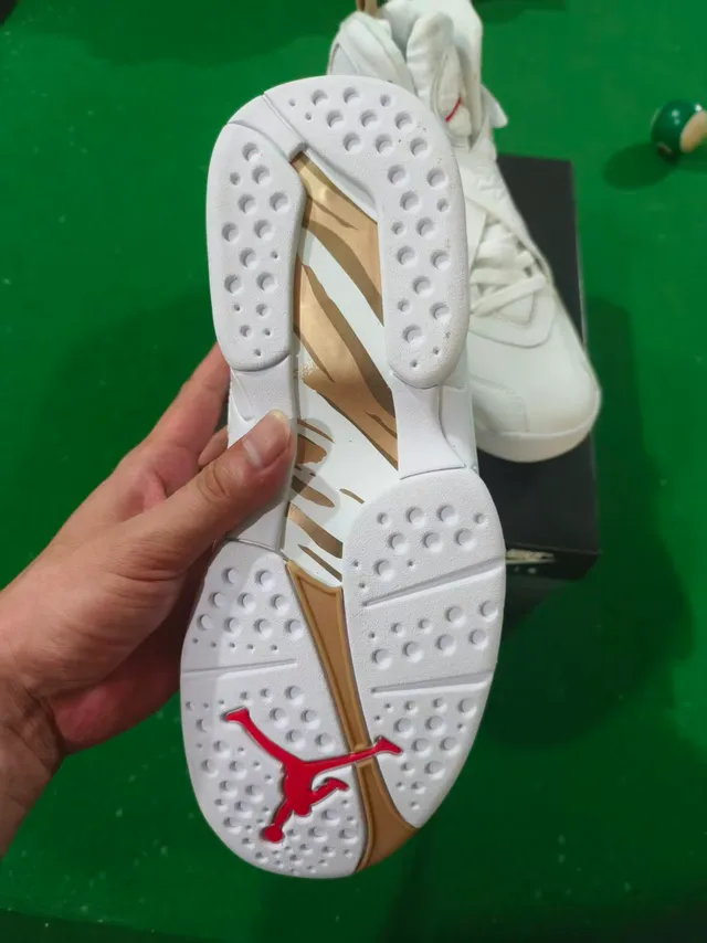 حذاء كرة السلة Air Jordan ذو رقبة عالية وجزء علوي من الجلد باللونين الأبيض والأحمر 3