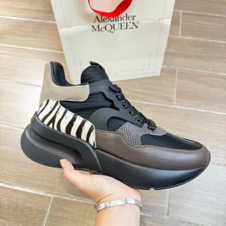 Alexander McQueen काला भूरा ओवरसाइज्ड प्लेटफॉर्म सोल ज़ेब्रा-प्रिंट हेयरकल्फ पैनल चंकी स्नीकर