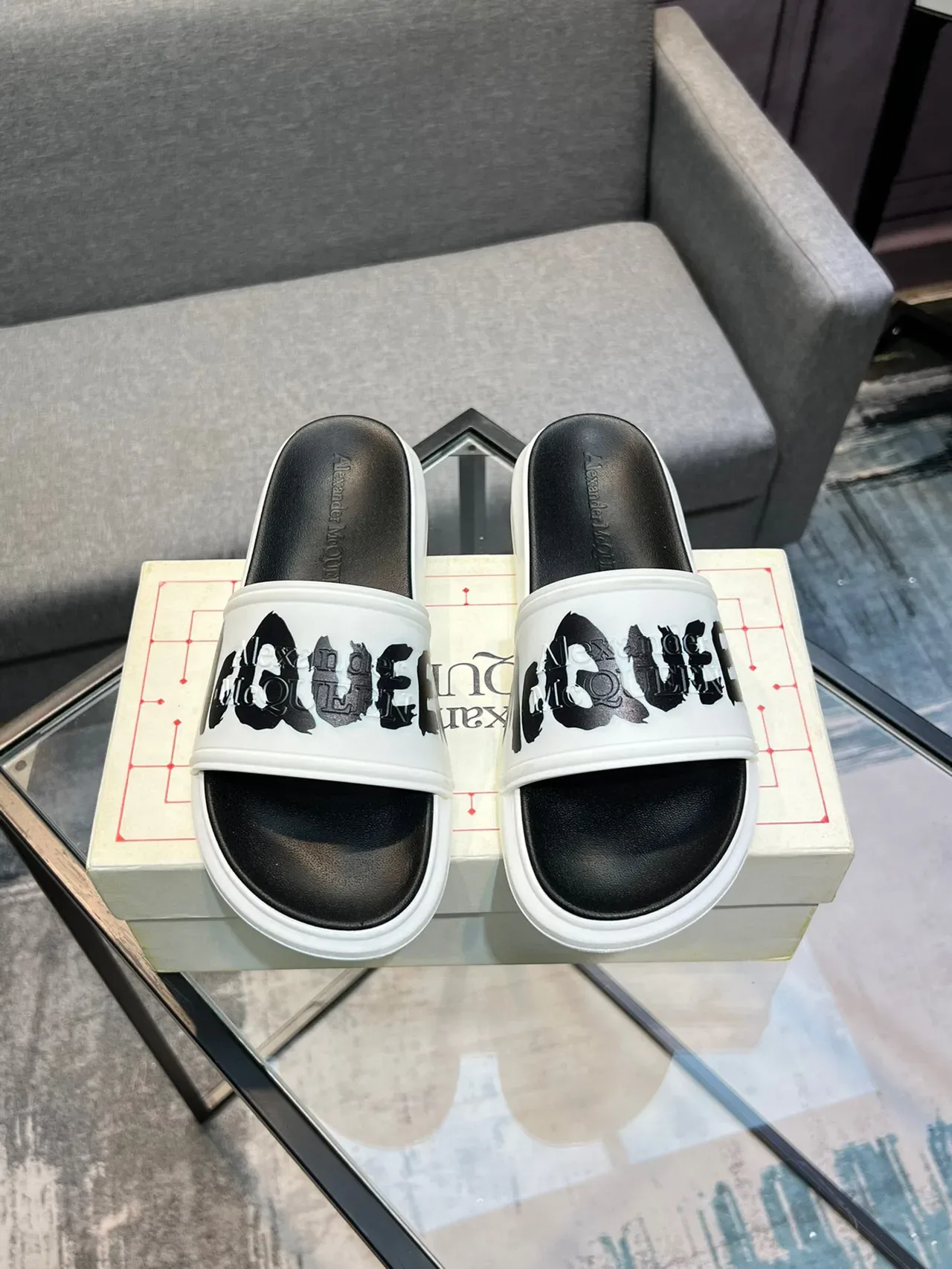 Mulas de plataforma con correa gráfica Alexander McQueen 2