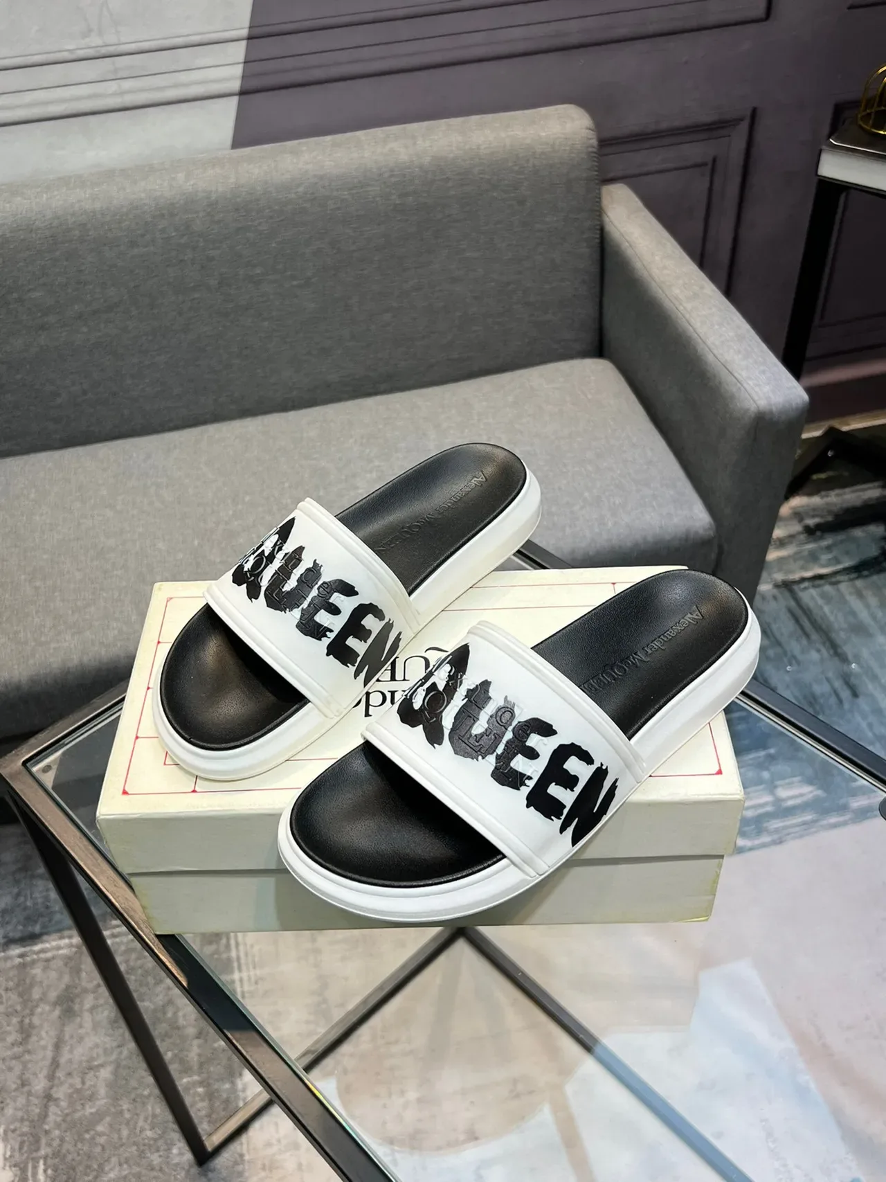 Mulas de plataforma con correa gráfica Alexander McQueen 3
