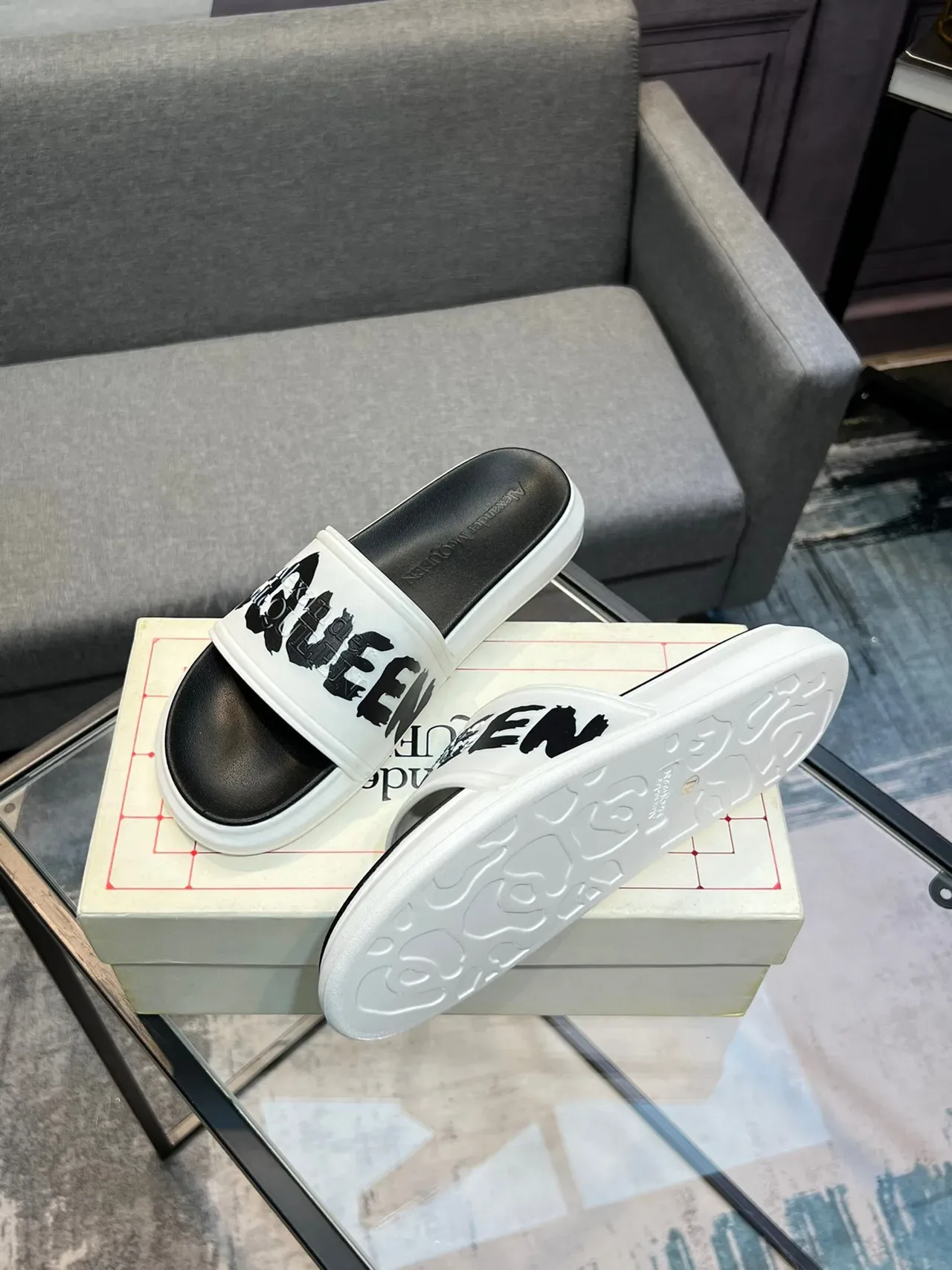Mulas de plataforma con correa gráfica Alexander McQueen 4