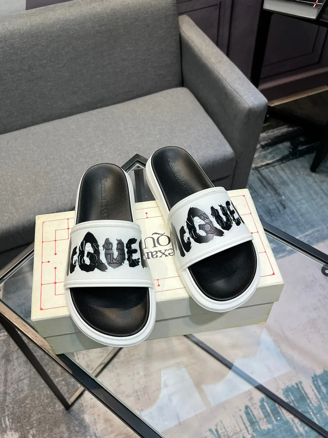 Mulas de plataforma con correa gráfica Alexander McQueen 5