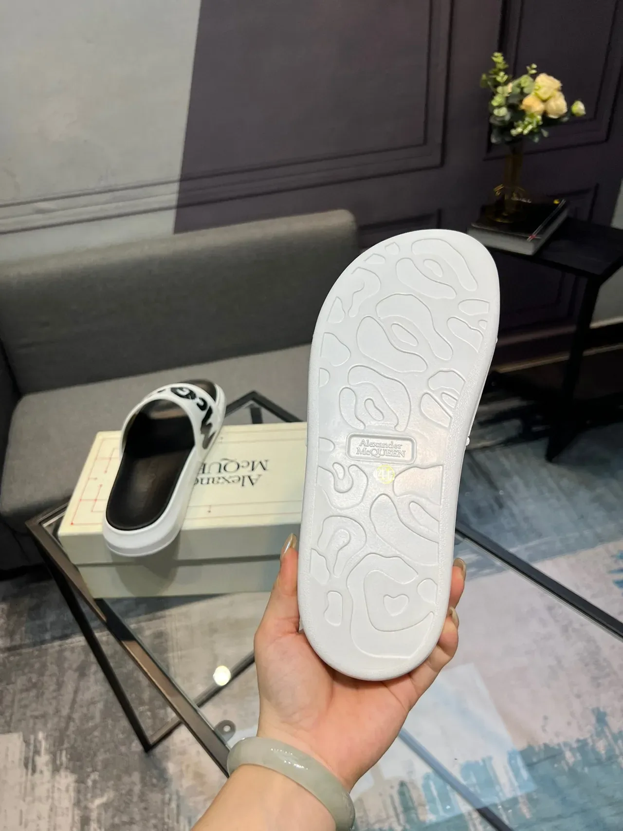 Mulas de plataforma con correa gráfica Alexander McQueen 7