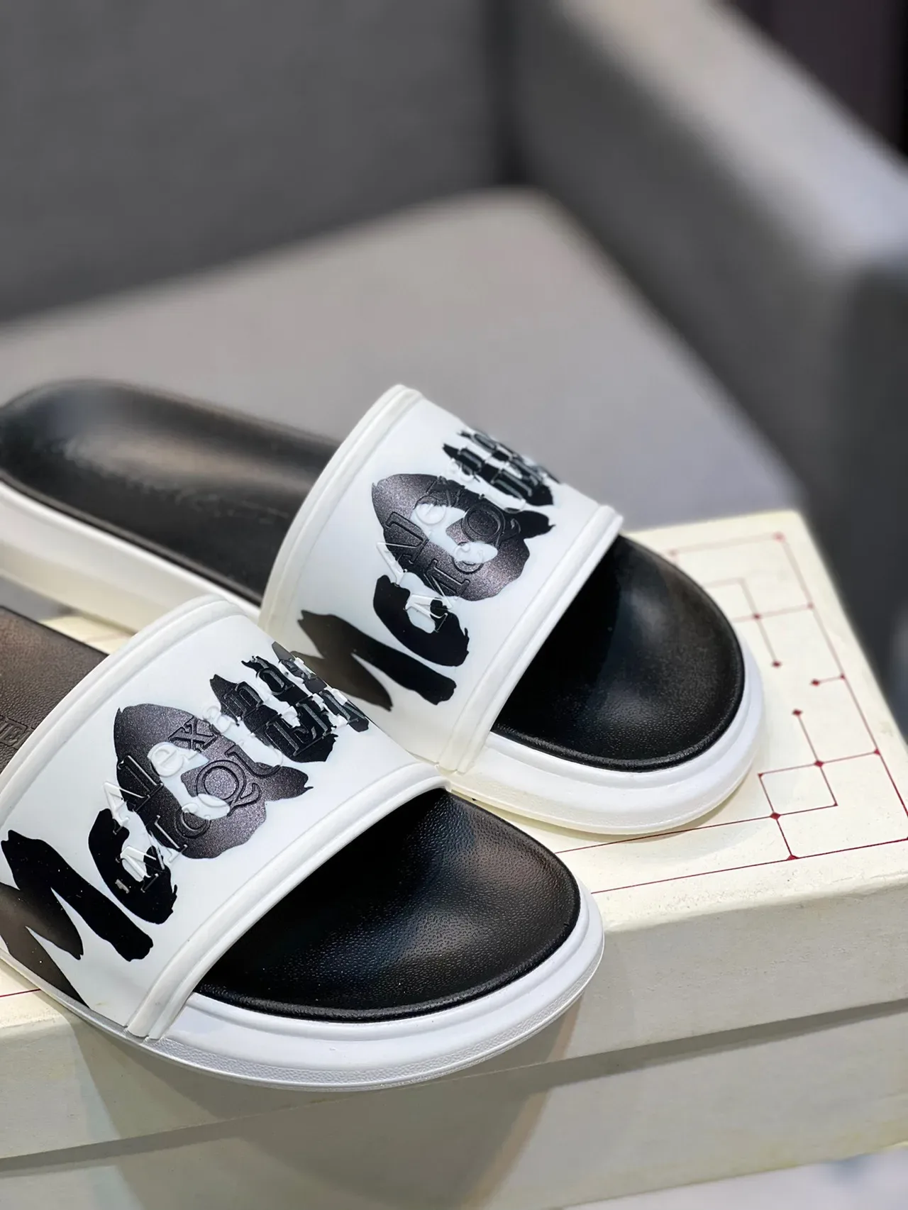 Mulas de plataforma con correa gráfica Alexander McQueen 9