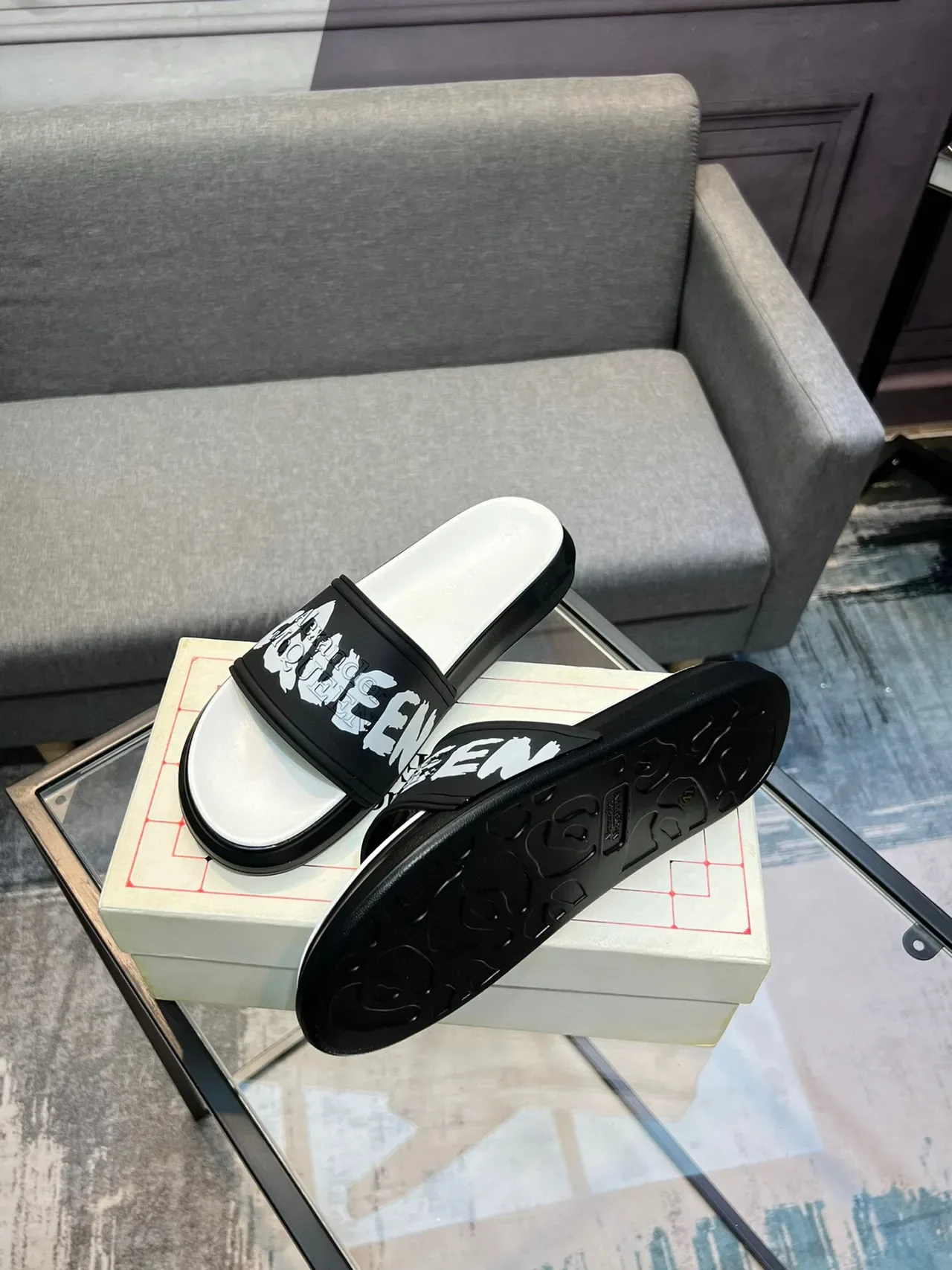 Alexander McQueen Logo Slide काला सफेद पट्टी प्लेटफॉर्म सोल स्लिपर्स 4