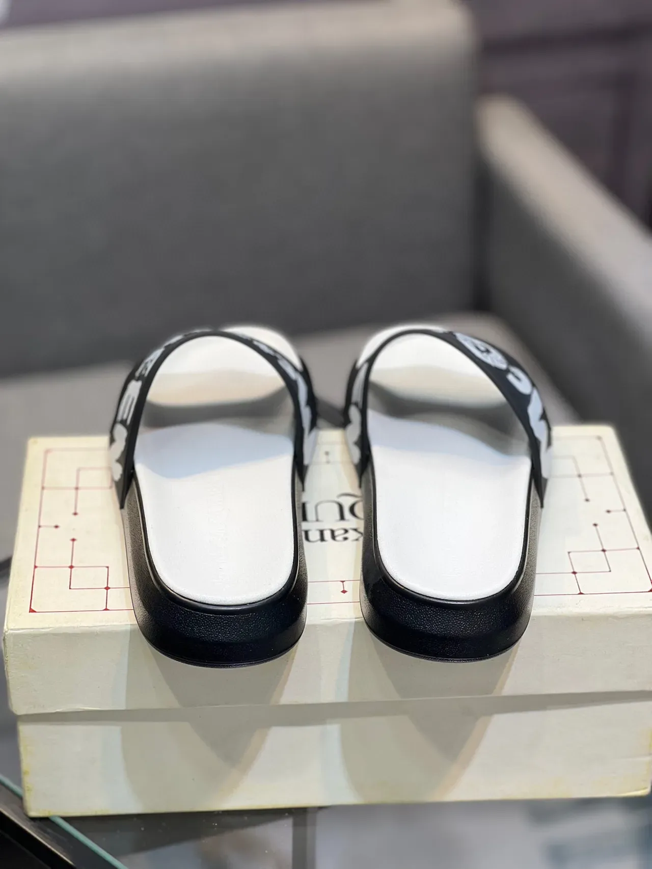 Alexander McQueen Logo Slide काला सफेद पट्टी प्लेटफॉर्म सोल स्लिपर्स 7