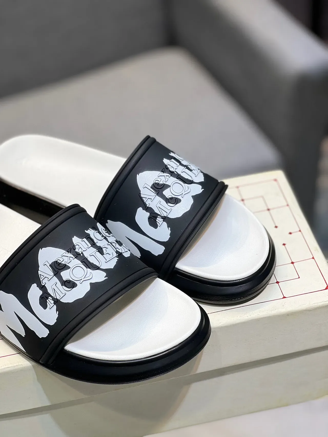 Alexander McQueen Logo Slide काला सफेद पट्टी प्लेटफॉर्म सोल स्लिपर्स 8