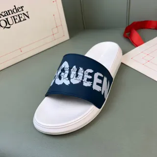 Alexander McQueen Logo Slide सफेद और नेवी चप्पल