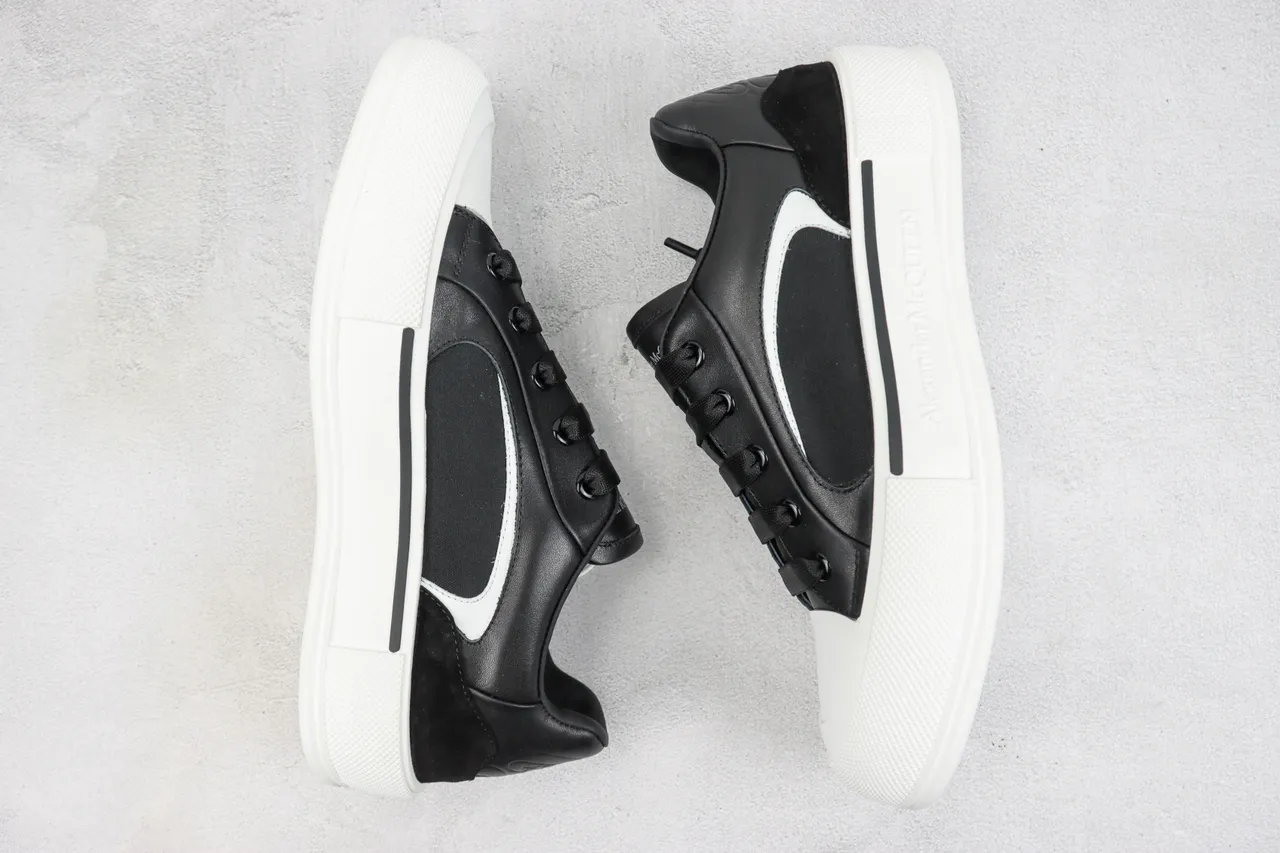 Alexander McQueen basket oversized noir et blanc sneakers lifestyle 2