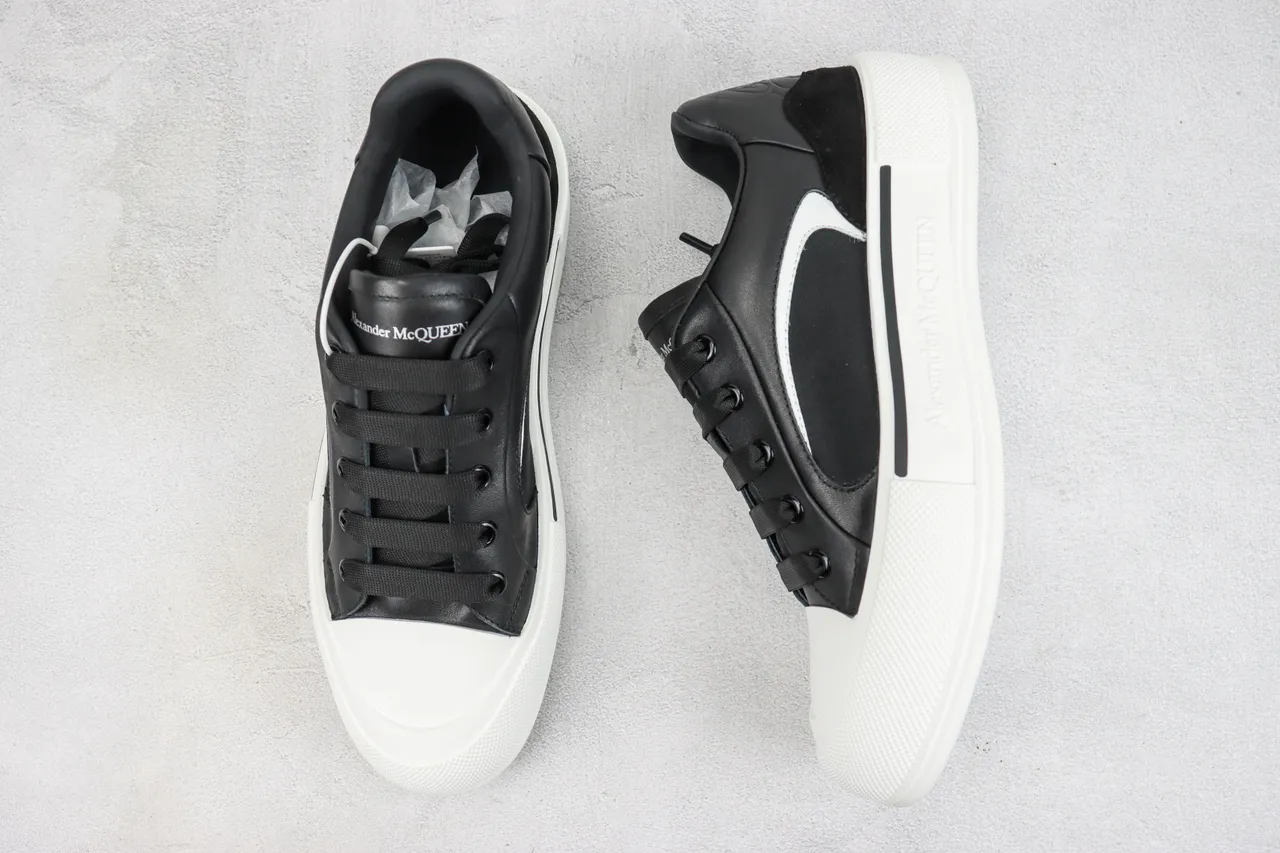 Alexander McQueen basket oversized noir et blanc sneakers lifestyle 3