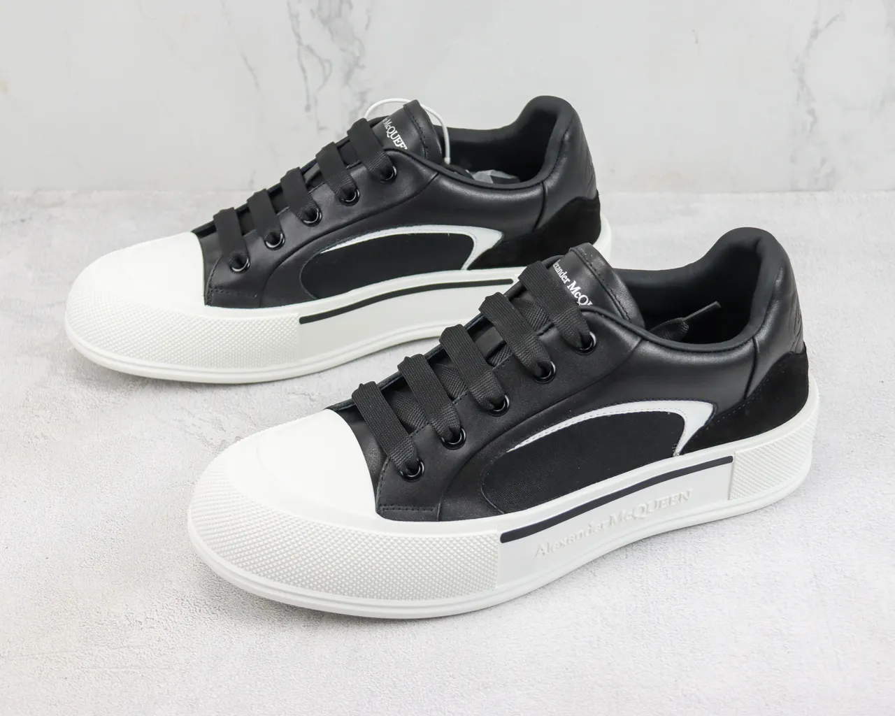 Alexander McQueen basket oversized noir et blanc sneakers lifestyle 4