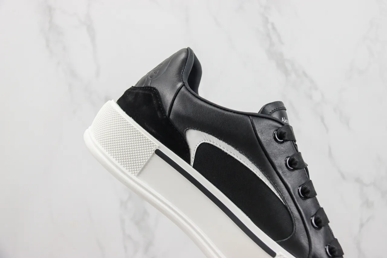 Alexander McQueen basket oversized noir et blanc sneakers lifestyle 5