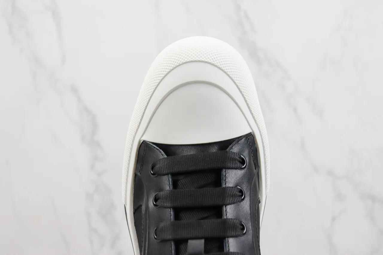 Alexander McQueen basket oversized noir et blanc sneakers lifestyle 6