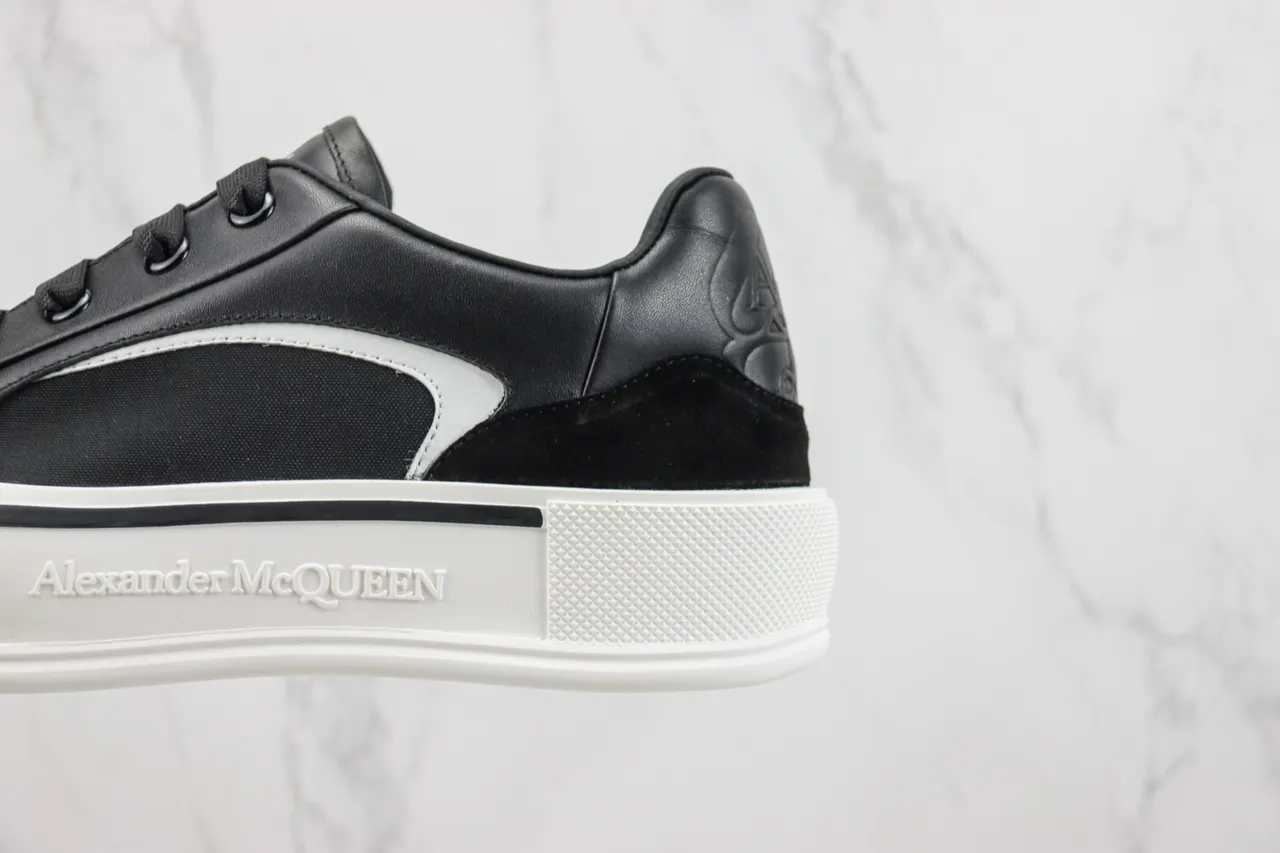 Alexander McQueen basket oversized noir et blanc sneakers lifestyle 7
