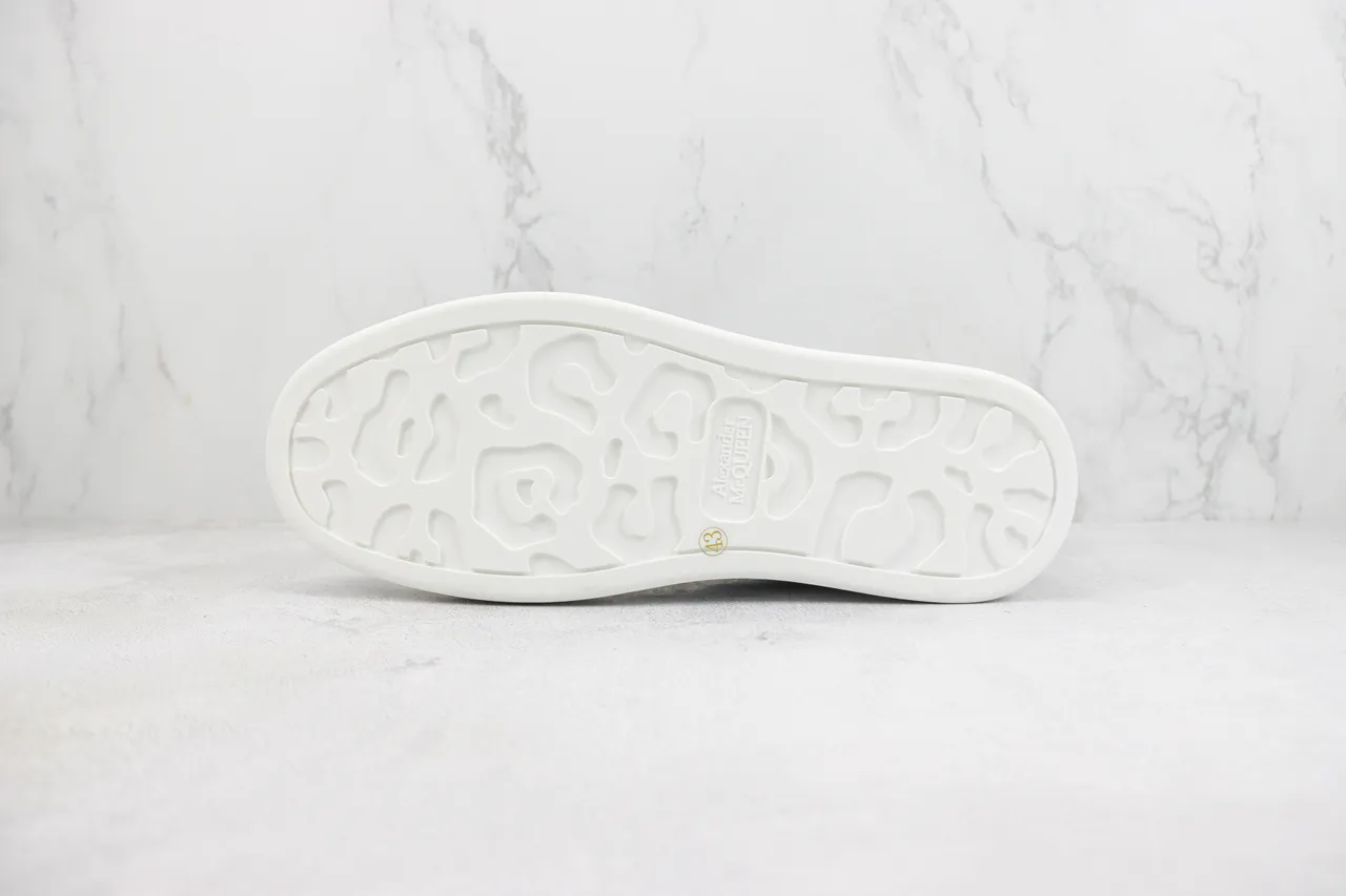 Alexander McQueen basket oversized noir et blanc sneakers lifestyle 8