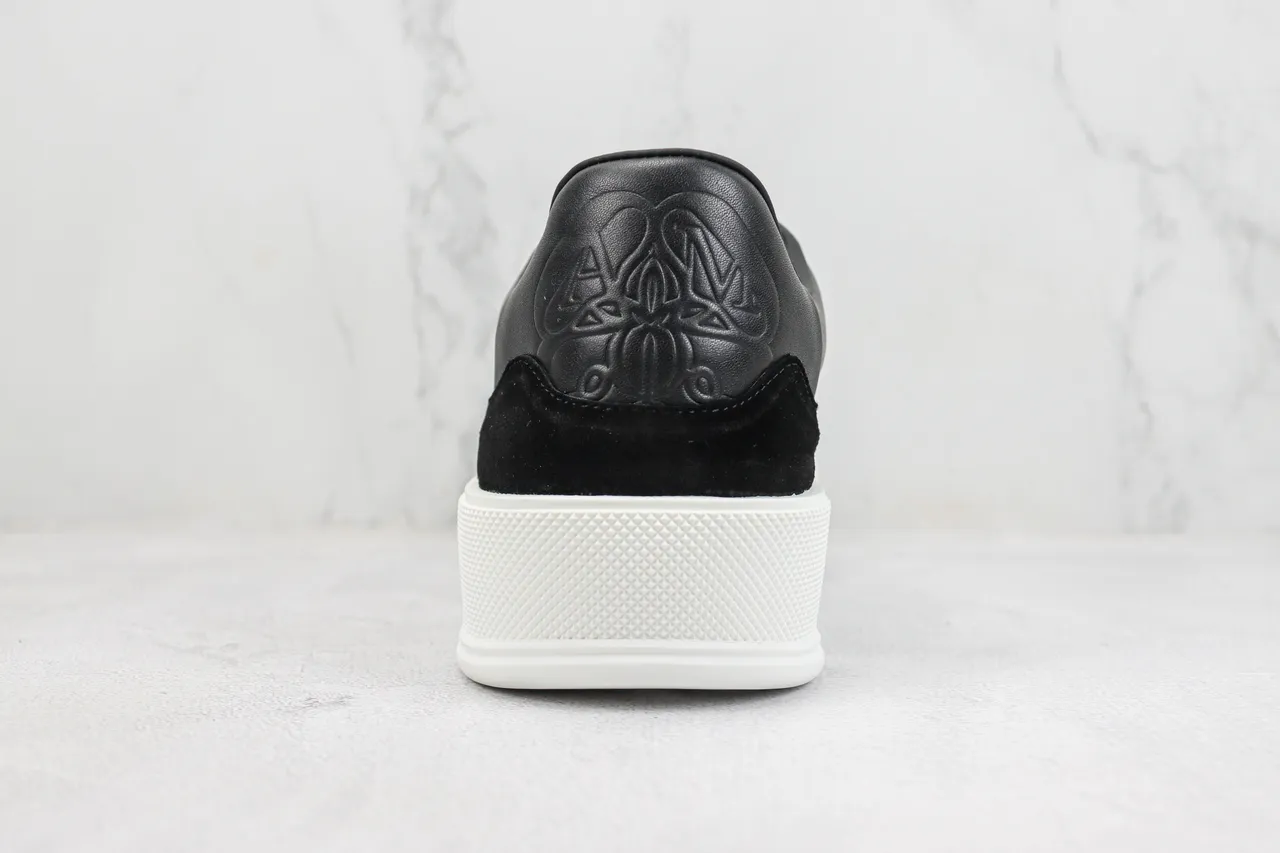Alexander McQueen basket oversized noir et blanc sneakers lifestyle 9