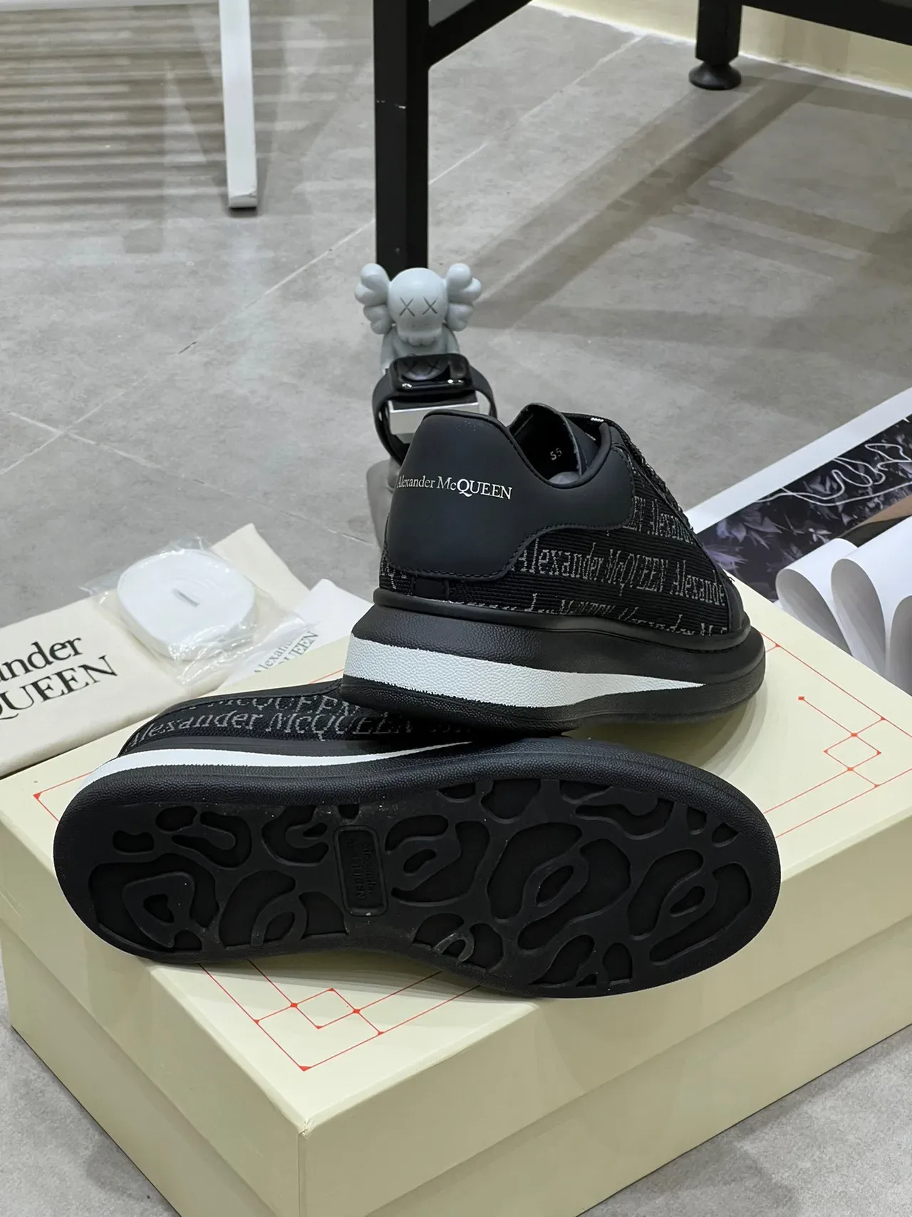 Alexander McQueen Oversized Sneaker 黑色白色 轮廓 品牌纺织侧面板 生活方式运动鞋 2